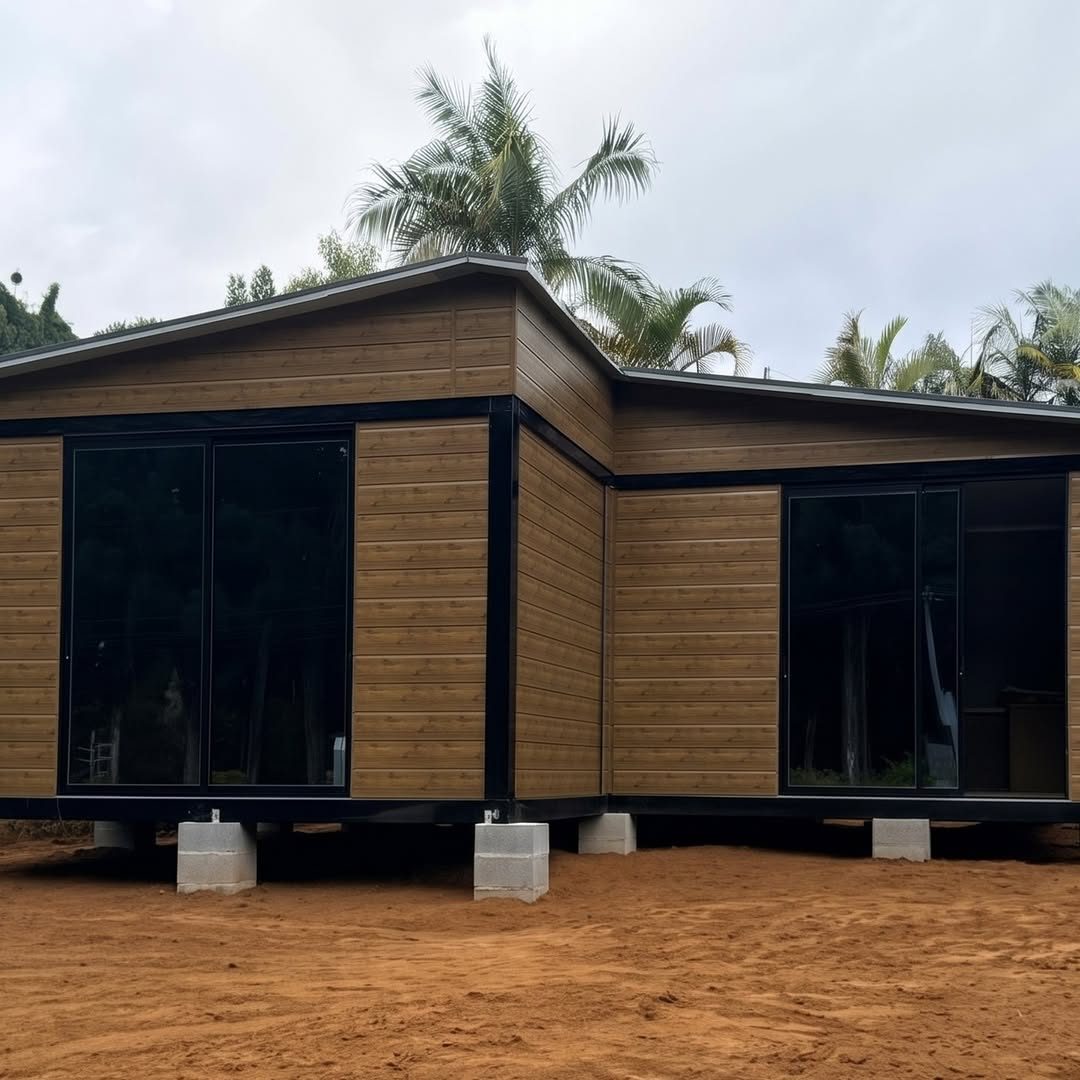 Façade d'une maison modulaire en L avec deux baies vitrées