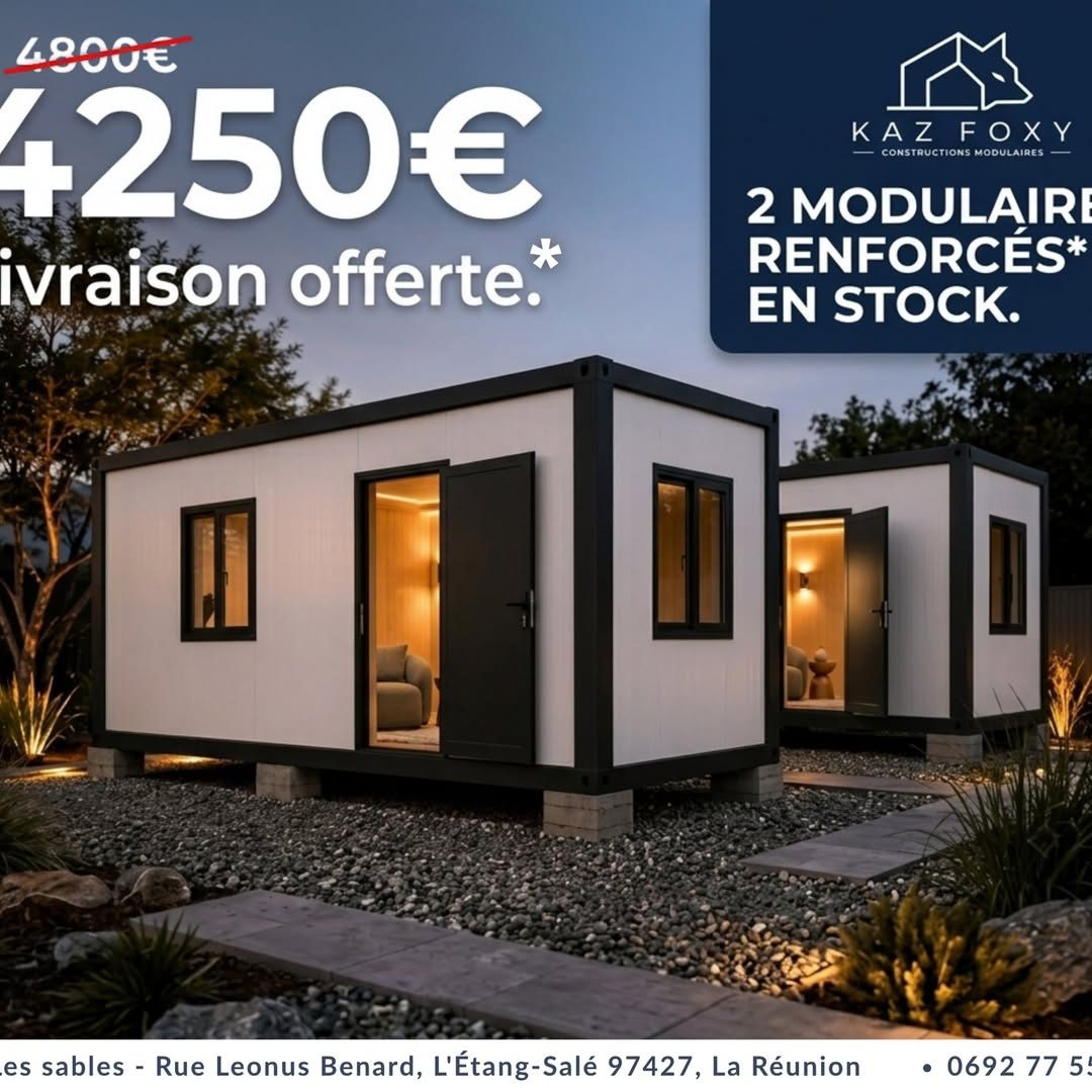 Deux modules renforcés blancs à huisseries noires, éclairés le soir